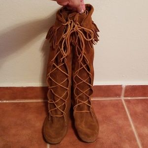 Minnetonka moccasin boots 9